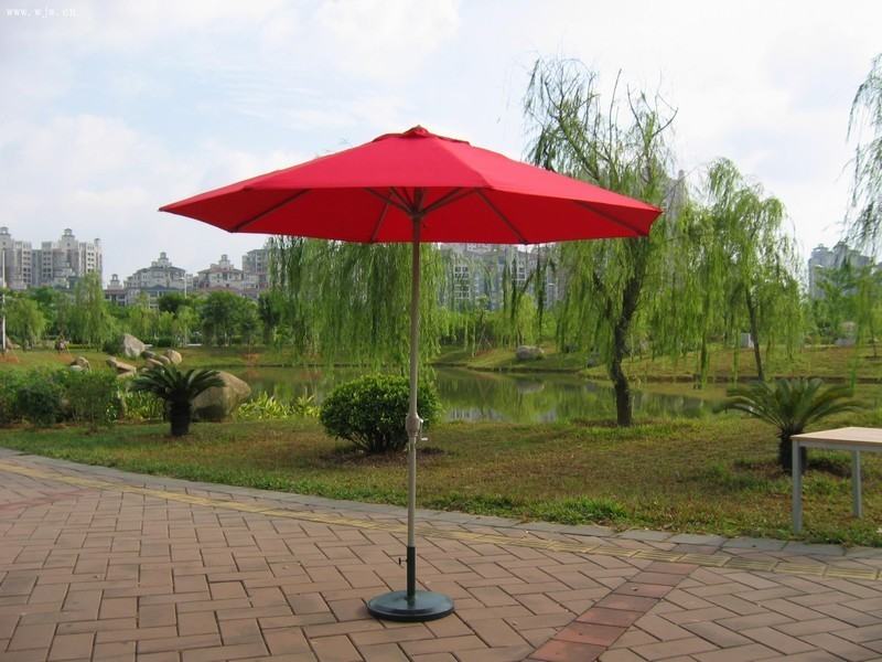 What are the risks of using a sun umbrella near a pool?(pic1)